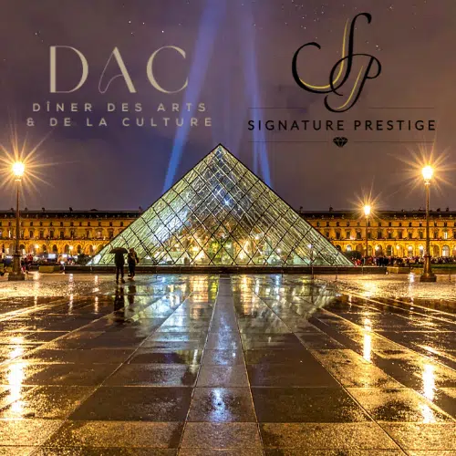 Veduta notturna della Piramide del Louvre a Parigi, illuminata da riflessi su pavimento bagnato; I loghi e i testi DAC e Signature Prestige appaiono in cima all'immagine.